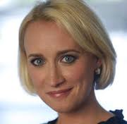 presentatrice Eva Jinek - met het Alziend Oog op morgen - hoe men het verband legt tussen enerzijds de financiële crisis in Griekenland en anderzijds het probleem met de landsgrenzen.