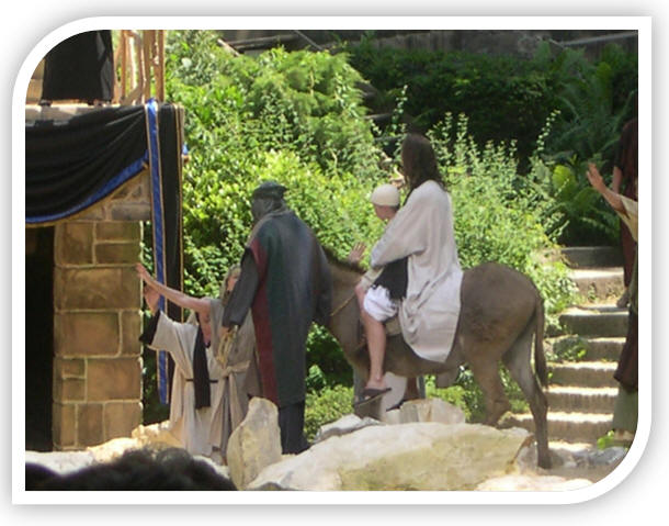 Dit wordt ná de 69-ste en vóór de 70-ste week genoemd. De "intocht" viel precies zeven dagen vóór de opstanding van Christus. Op 17 nisan, de dag van de opstanding van de Here Jezus Christus, begon de vijfde bedeling.