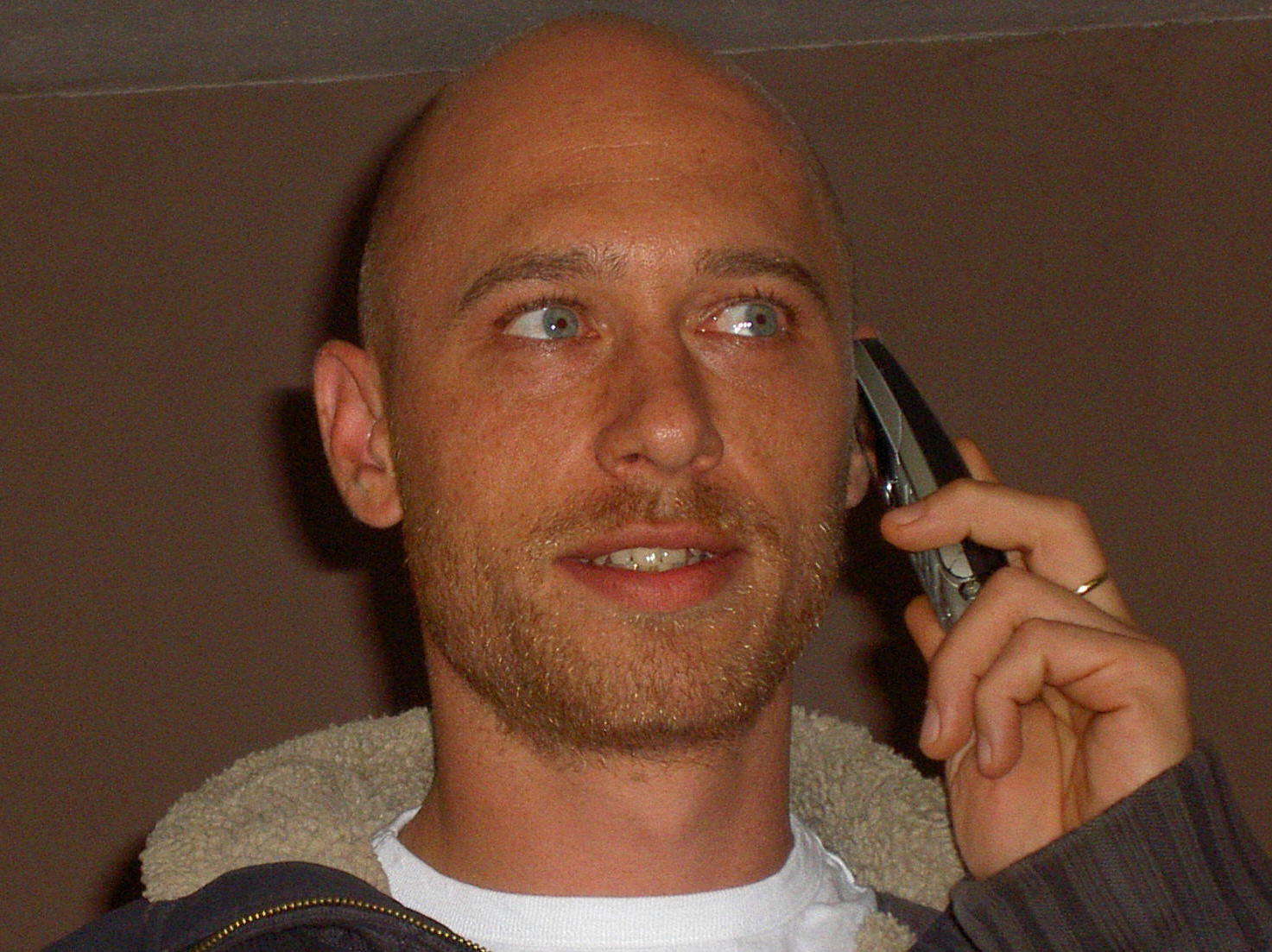 Melle, van Eindtijd in Beeld, geeft telefonisch een interview met Groot Nieuws Radio