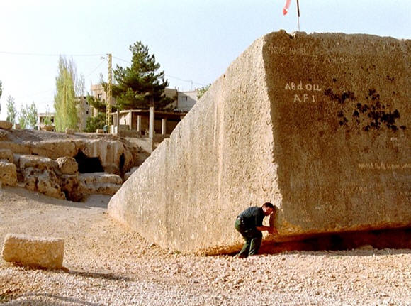 en één die de stenen van Baälbek (3 stuks van meer dan 1.000.000 kilo per stuk) op zijn plaats kon zetten. Want zelfs vandaag de dag bestaat er geen apparaat die dat kan.